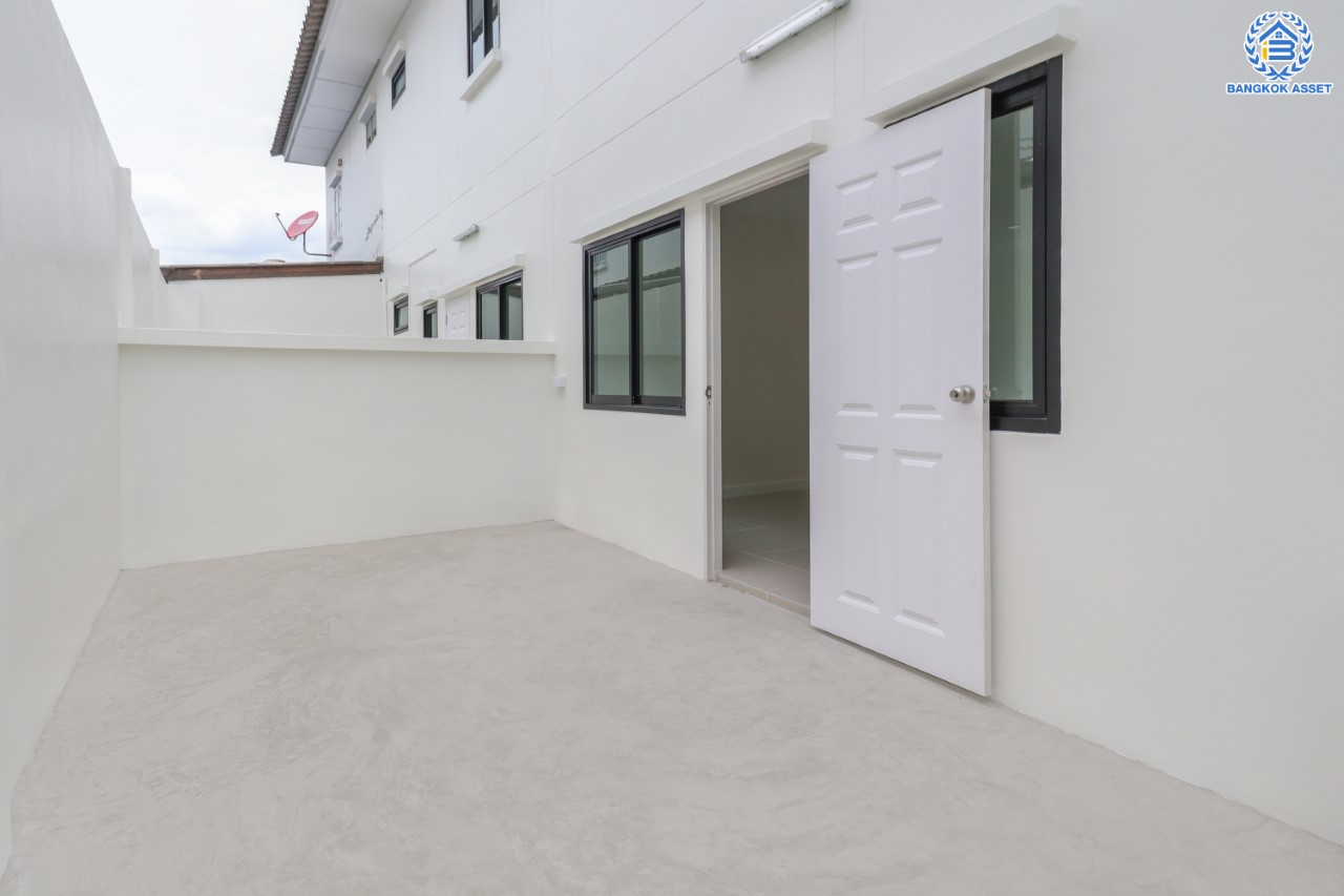 บ้านมือสองตกแต่งใหม่ ม.บัวทองธานีพาร์ค กาญจนาฯ-บางบัวทอง ทาวน์เฮ้าส์พร้อมเข้าอยู่ เนื้อที่ 19.5 ตร.ว. ฟังก์ชัน 3 ห้องนอน 2 ห้องน้ำ 1 ที่จอดรถ บนทำเลเดินทางสะดวก เข้า-ออกได้ทั้ง ถ.กาญจนาฯ และ ถ. บางกรวย-ไทรน้อย ใกล้ทางด่วน, เซ็นทรัลเวสต์เกต และรถไฟฟ้าสายสีม่วง "สถานีคลองบางไผ่"…